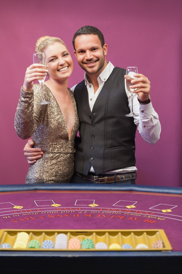 Meja Teen Patti dengan tiga kartu dan chip taruhan